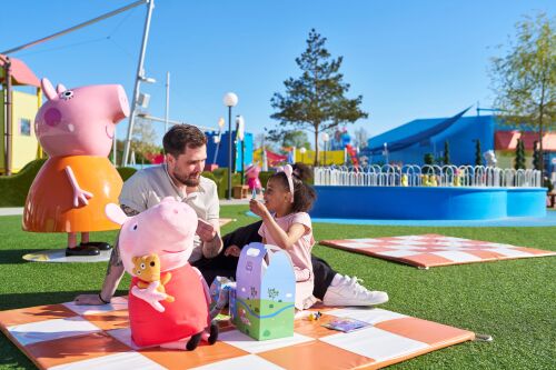 Bei "Peppas Familienabenteuer Weltreise" wird der PEPPA PIG Park Günzburg vom 10. Juni bis 31. Juli zu einem bunten Reiseabenteuer, gemacht für die allerjüngsten Gäste.