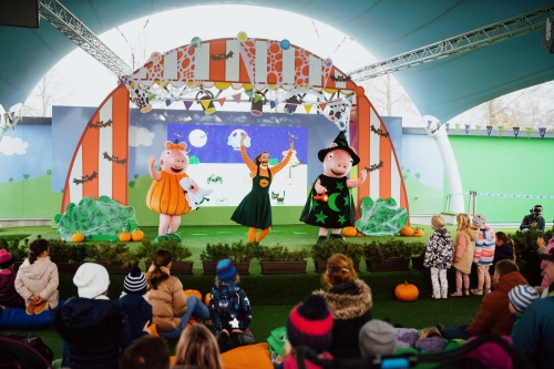 Ab dem 7. Oktober schlüpfen Peppa und Schorsch in ihre Halloween-Kostüme, um mit den Kindern im PEPPA PIG Park Günzburg zu feiern. 