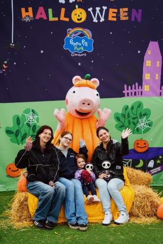 Peppa und Schorsch stehen für Erinnerungsfotos zu Halloween mit der ganzen Familie bereit. 