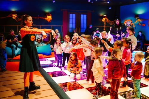 Im Park-Kino wird zur Halloween-Zeit getanzt: Ein leuchtender LED-Tanzboden und Halloween-Dekoration verwandeln den Raum in eine Kinder-Disco.