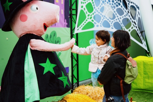 An der „Süßes oder Saures“-Station wartet eine Überraschung auf die kleinen Gäste im Peppa Pig Park Günzburg.