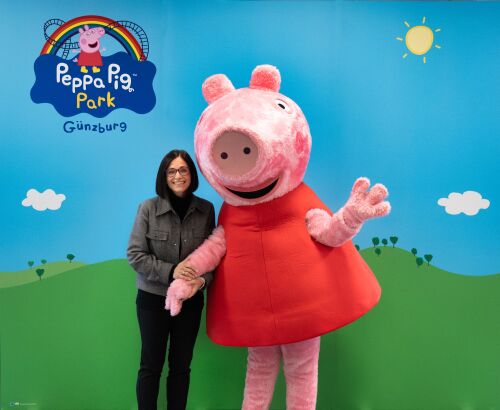 Manuela Stone, Geschäftsführerin von LEGOLAND Deutschland, freut sich zusammen mit Peppa Wutz auf den neuen Freizeitpark für Vorschulkinder