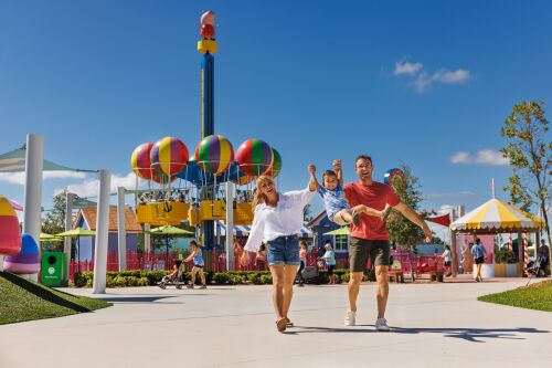 Auf der Kirmes im PEPPA PIG Park warten viele Abenteuer voller kostenloser Spiele und Fahrattraktionen auf die Kinder, einschließlich Peppas Ballonfahrt.