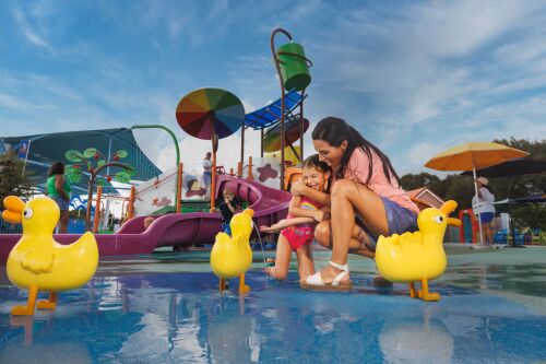 Auf dem Matschpfützen-Wasserspielplatz im PEPPA PIG Park können sich die Kinder auf sprudelnde Brunnen, Wasserrutschen und andere Überraschungen freuen. 