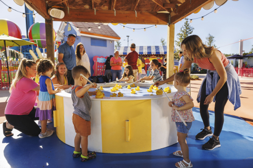 Auf der Kirmes im PEPPA PIG Park können die Kinder das beliebte Entenangeln spielen.