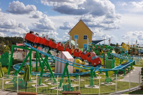 Im PEPPA PIG Park können Vorschulkinder mit der Pappa Wutz Achterbahn ihre ersten Freizeitparkerfahrungen sammeln.