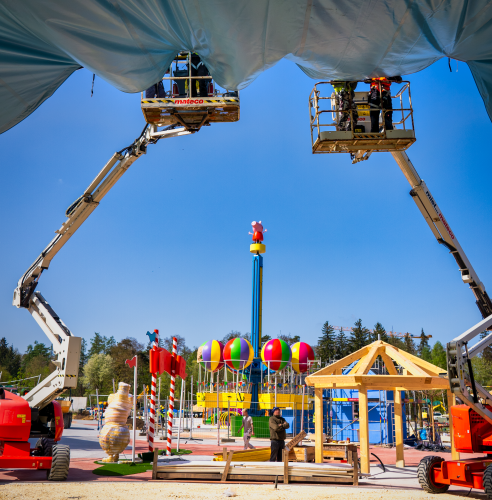 Im PEPPA PIG Park Günzburg werden die letzten Thematisierungen angebracht, um den neuen Park auf die große Eröffnung am 19. Mai 2024 vorzubereiten. 