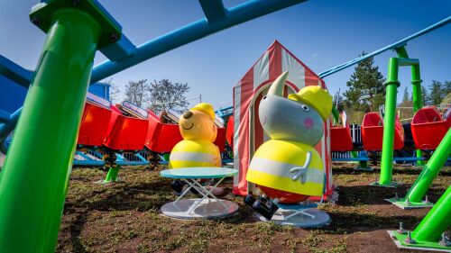 Im PEPPA PIG Park Günzburg sind die Thematisierungsarbeiten und Testfahrten in vollem Gange, damit am 19. Mail die ersten Familien den neuen Park mit seinen Attraktionen und Spielbereichen erkunden können.