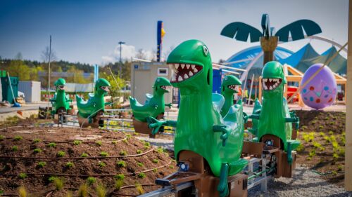 Im PEPPA PIG Park Günzburg können die kleinen Kinder die Welt von Peppa und ihren Freunden hautnah erleben und z.B. bei  Opi Mümmel auf Schorschs grünem Spielzeug-Dino reiten.