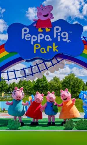 Familie Wutz freut sich auf ein Treffen mit den Besuchern im neuen Peppa Pig Park.