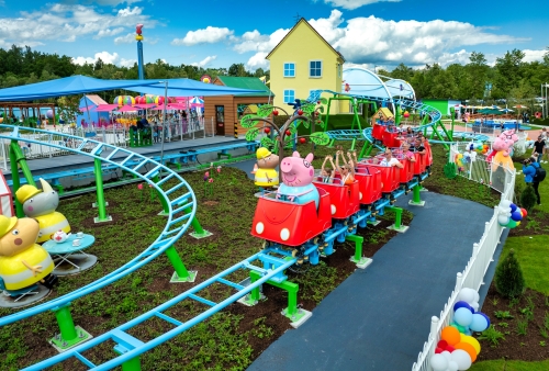 Im neuen PEPPA PIG Park Günzburg können die Kleinkinder ihre erste Achterbahnfahrt in Papa Wutz rotem Auto erleben.