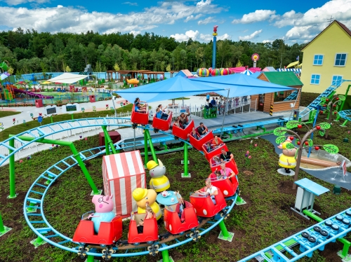 Im neuen PEPPA PIG Park Günzburg können die Kleinkinder ihre erste Achterbahnfahrt in Papa Wutz rotem Auto erleben.