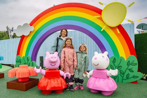 Im neuen PEPPA PIG Park, der am 19. Mai in seine erste Saison startet, treffen die Besucher viele bekannten Figuren aus der beliebten TV-Serie.