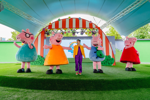 Auf der Bühne im neuen PEPPA PIG Park Günzburg, der am 19. Mai in seine erste Saison startet, können sich die Besucher über tolle Shows freuen.