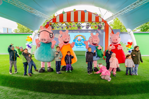 Auf der Bühne im neuen PEPPA PIG Park Günzburg, der am 19. Mai in seine erste Saison startet, können sich die Besucher über tolle Shows freuen.