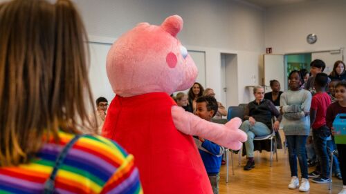 Beim Besuch im Ellinor-Holland-Haus sorgte Peppa Wutz vom PEPPA PIG Park Günzburg für strahlende Kinderaugen.