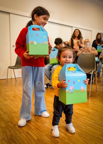 Peppa Pig hatte beim Besuch im Ellinor-Holland-Haus Geschenktüten von Hasbro für jedes Kind dabei, gefüllt mit farbenfrohen Spielsachen aus Peppas Welt.