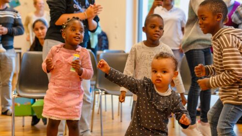 Die Kinder tanzten fröhlich mit, als Peppa Wutz aus dem PEPPA PIG Park Günzburg den "Piggle Wiggle" anstimmte.