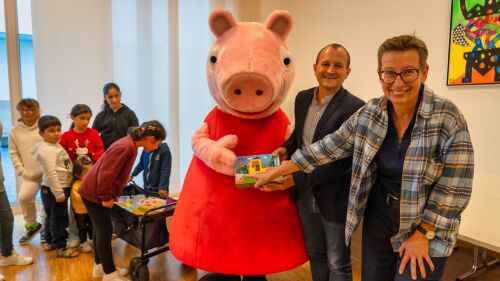 Peppa Pig hatte beim Besuch im Ellinor-Holland-Haus Geschenktüten von Hasbro für jedes Kind dabei, gefüllt mit farbenfrohen Spielsachen aus Peppas Welt sowie Spielfiguren, Fahrzeuge und interaktive Spielwaren für den Gemeinschaftsraum.